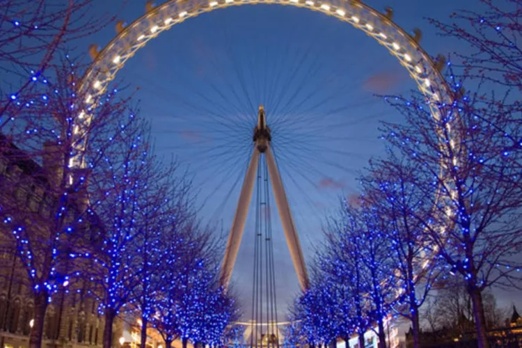 Diversos pontos turísticos, como o Big Bang, a London Eye (foto) e os tradicionais ônibus vermelhos de dois andares estarão na exposição (Divulgação)
