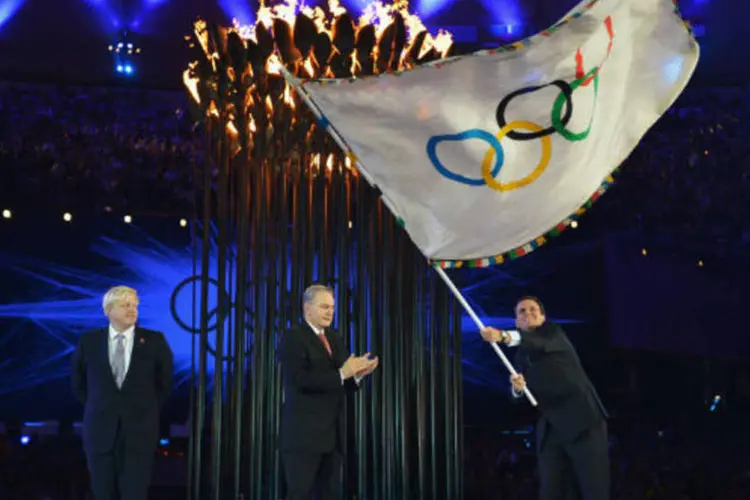 Eduardo Paes, prefeito do Rio, segura a bandeira olímpica (Getty Images)
