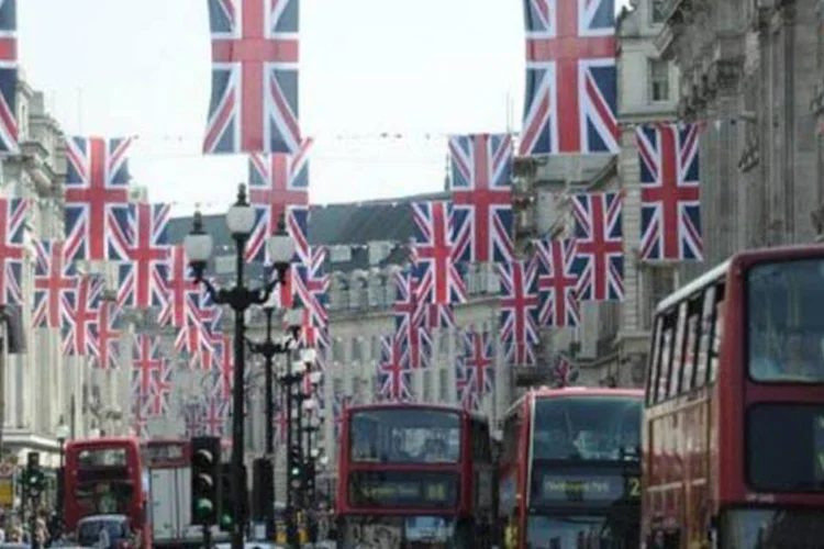 Rua de Londres decorada com bandeiras: contribuintes não querem pagar a conta (Carl Court/AFP)