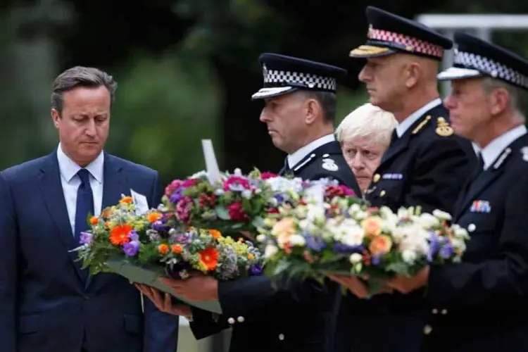 O primeiro-ministro britânico, David Cameron ao lado de policiais em Londres (REUTERS/Peter Nicholls)