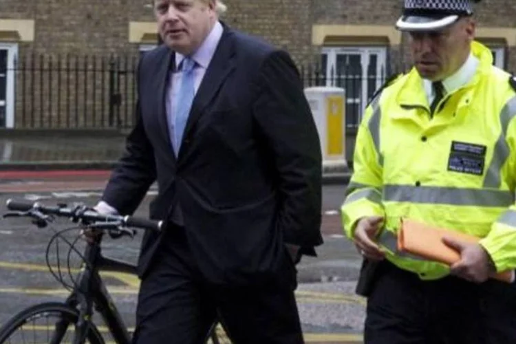 O prefeito de Londres, Boris Johnson, ao lado de policial: "terei que fazer isso" (AFP)