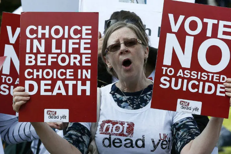 
	Protesto contra o suic&iacute;dio assistido na frente do Parlamento em Londres
 (REUTERS/Stefan Wermuth)