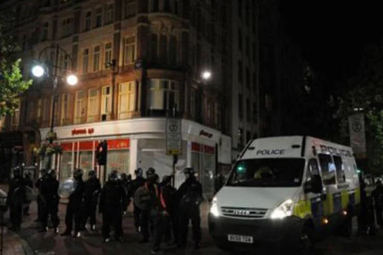 Em Birmingham, três pessoas morreram ao ser atropeladas por um veículo na madrugada passada enquanto protegiam a vizinhança (Paul Ellis/AFP)
