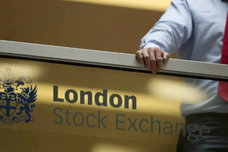 
	Investidor da Bolsa de Londres: o &iacute;ndice FTSEurofirst 300 subiu 0,2 por cento, para 1.250 pontos, o n&iacute;vel mais alto desde maio
 (Jason Alden/Bloomberg)