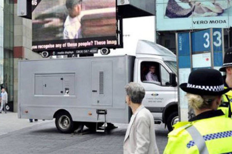 Polícia inglesa usa fotos em telão para localizar participantes de distúrbios