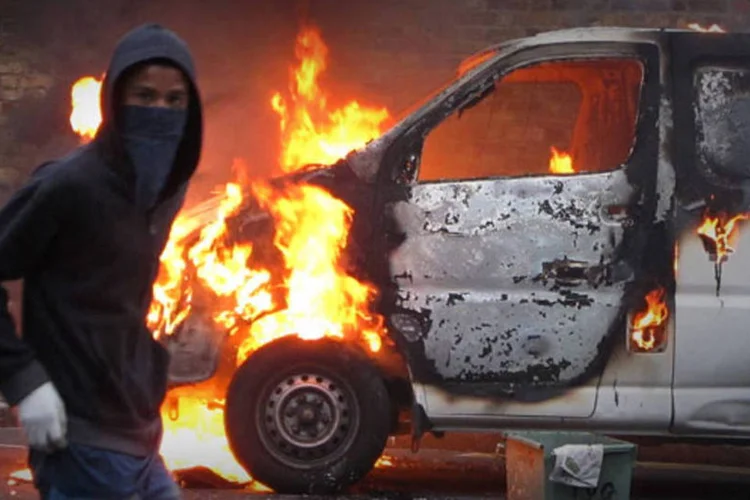 Vários carros foram incendiados antes da chegada da polícia, que ainda investiga os ataques  (Peter Macdiarmid/Getty Images)