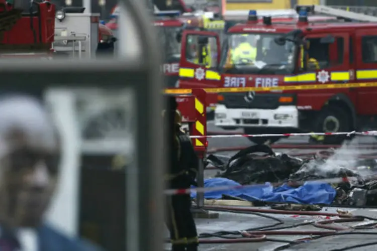 Um helicóptero caiu em um guindaste perto de uma estação de metrô no centro de Londres, durante a hora do rush na manhã desta quarta-feira (REUTERS / Stefan Wermuth)
