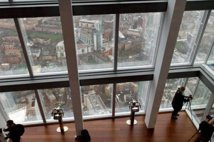 
	Vista de dentro do 68&ordm; andar do Shard, no centro de Londres: os visitantes e os 8 mil frequentadores do pr&eacute;dio, segundo a capacidade prevista, v&atilde;o poder viajar a uma velocidade de 6 metros por segundo para chegar aos &uacute;ltimos andares.
 (©afp.com / Leon Neal)
