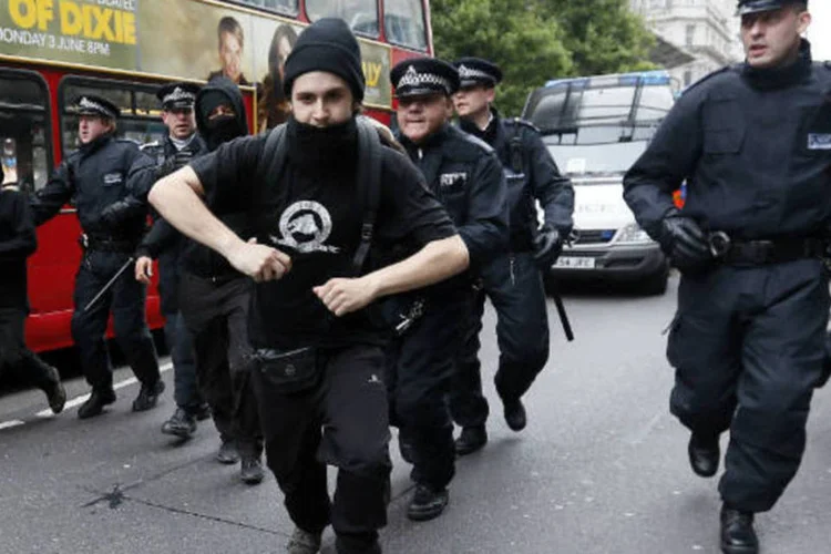 A polícia disse ter prendido 32 pessoas por delitos que incluem danos criminais, agressão a policiais e posse de armas de ataque (REUTERS/Stefan Wermuth)