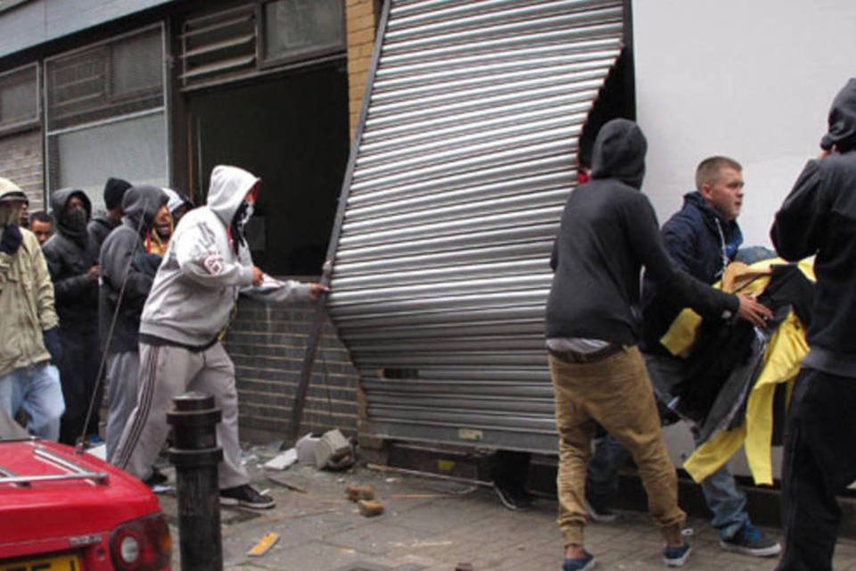 Britânicos se perguntam o que há por trás da onda de violência