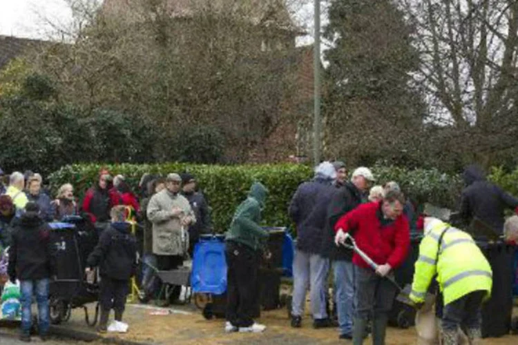 
	Moradores enchem sacos de areia em Egham: de acordo com especialistas, certas regi&otilde;es ter&atilde;o de esperar at&eacute; maio para ver seu solo seco (AFP)