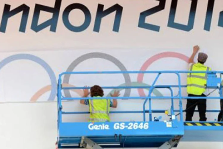 Funcionários instalam cartaz: as vítimas do ataque em Munique insistem em homenageá-los na próxima sexta-feira durante a cerimônia de abertura dos Jogos (©AFP / Johannes Eisele)