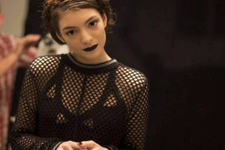 
	A cantora Lorde: promo&ccedil;&atilde;o na Argentina quer que f&atilde;s imitem os movimentos da artista
 (Divulgação / Facebook Oficial)