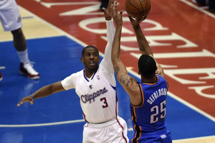 Jogador do Los Angeles Clippers disputa bola durante partida no Staples Center (Reuters/Kelvin Kuo)