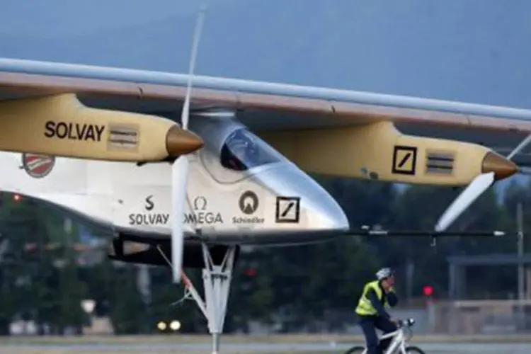 
	O primeiro avi&atilde;o solar do mundo, Solar Impulse: o avi&atilde;o completou sua primeira etapa, de S&atilde;o Francisco a Phoenix, em 3 de maio, depois de um voo de 19 horas sem incidentes.
 (AFP/Beck Diefenbach)