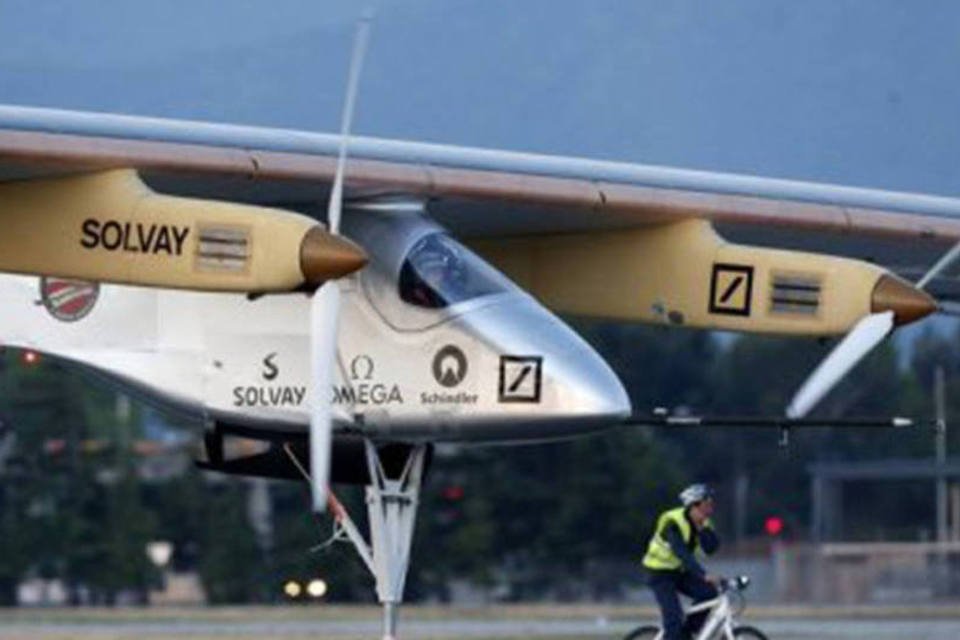 Avião solar decola de Phoenix para continuar travessia