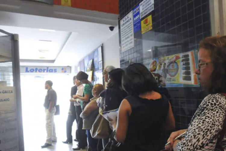 Brasilienses tentam pagar contas nas lotéricas, que estão com filas grandes por causa das greves dos bancos e dos Correios (Elza Fiúza/Agência Brasil)