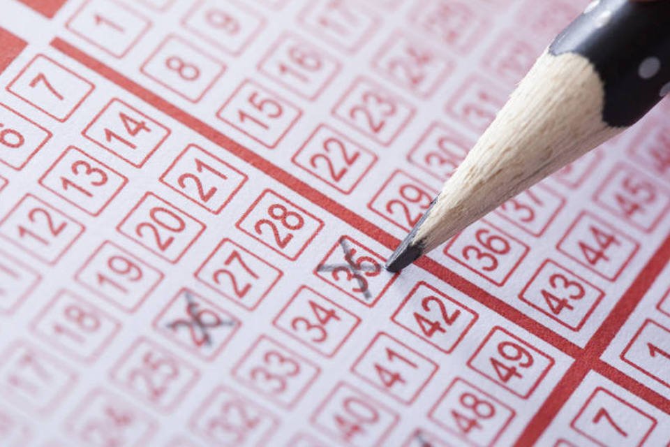 
	Jogador preenche volante de loteria: para obter o resultado de sorteios anteriores, basta digitar o n&uacute;mero do concurso ap&oacute;s a palavra-chave
 (AndreyPopov/Thinkstock)