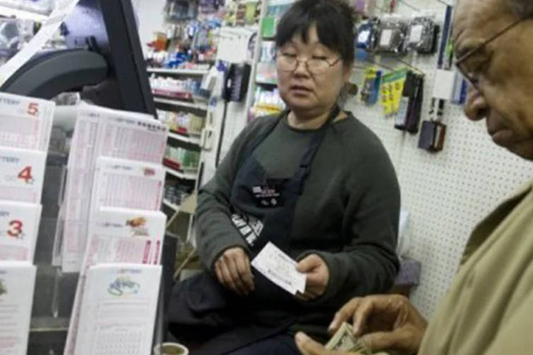 
	Morris James, de Washington, compra t&iacute;quetes da loteria Powerball: filas e mais filas de pessoas foram registradas nos estabelecimentos do pa&iacute;s
 (Saul Loeb/AFP)