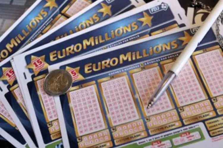 Bilhetes de loteria em Tours, na França: até agora, o recorde do maior prêmio não reivindicado por seu ganhador era de 9,4 milhões de libras em um sorteio de 2005 (©AFP/Archives / Kenzo Tribouillard)
