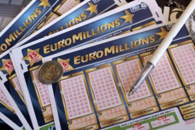 Bilhetes de loteria em Tours, na França: até agora, o recorde do maior prêmio não reivindicado por seu ganhador era de 9,4 milhões de libras em um sorteio de 2005 (©AFP/Archives / Kenzo Tribouillard)