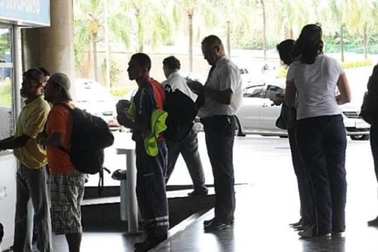 Apostadores fazem fila em frente a casa lotérica (Elza Fiuza/ABr)
