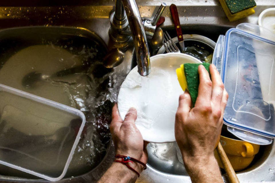 Lavar louça ajuda a combater o estresse, aponta estudo