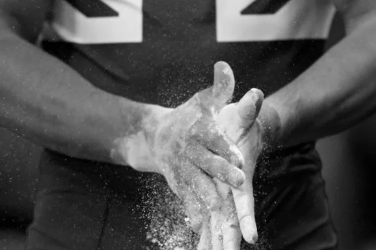 
	M&atilde;os de Louis Smith, do Reino Unido, antes de come&ccedil;ar sua sequ&ecirc;ncia de gin&aacute;stica art&iacute;stica
 (Michael Steele/Getty Images)