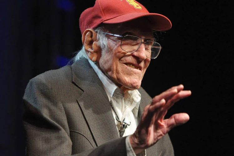 Louis Zamperini durante cerimônia do Golden Goggles 2011, no JW Marriott Los Angeles (Noel Vasquez/Getty Images for USA Swimming)