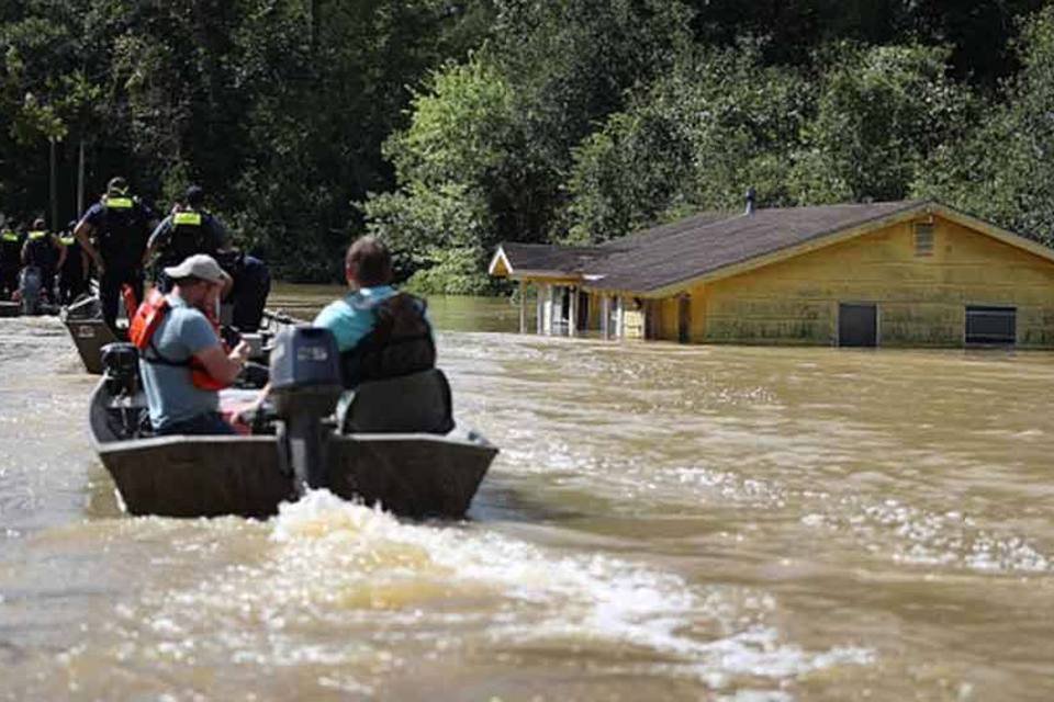 Vítimas de enchentes nos EUA recebem R$ 816 mil de famosos