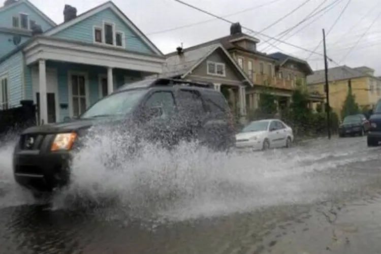 Carro passa por uma rua alagada após a passagem da tempestade tropical Lee em Nova Orleans, Louisiana (AFP)