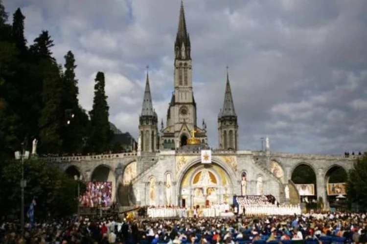 Basílica: porta-voz do governo regional, Anatole Puiseux, disse que cerca de 500 pessoas estão sendo retiradas dos hotéis que circundam o rio (Getty Images)