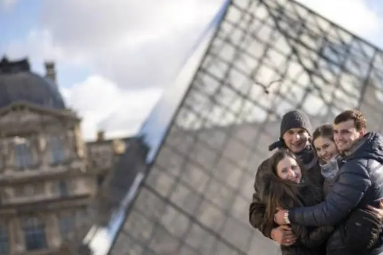 Turistas visitam o museu do Louvre, em Paris (Lionel Bonaventure/AFP)
