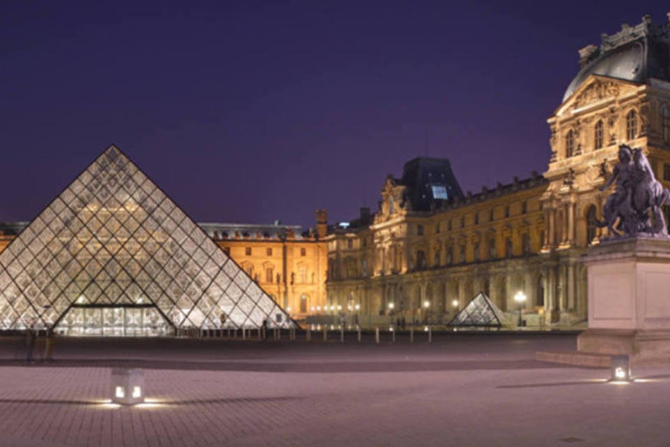Museu do Louvre ganha iluminação de Natal com lâmpadas LED