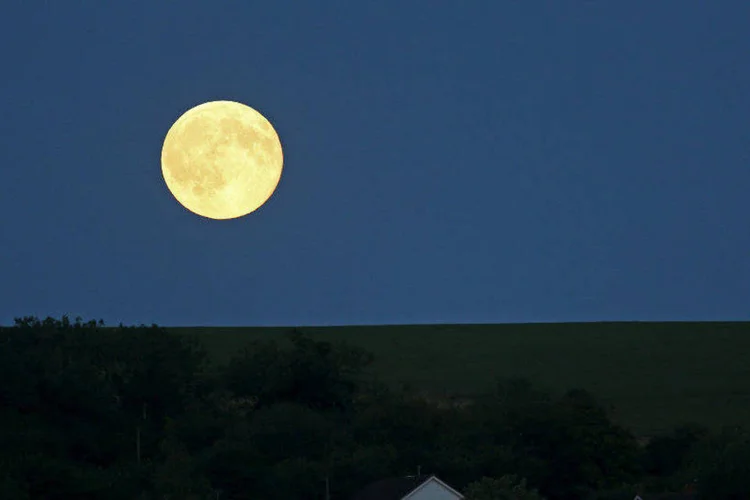A "lua azul" ilumina o céu do sul da Inglaterra (Eddie Keogh/Reuters)