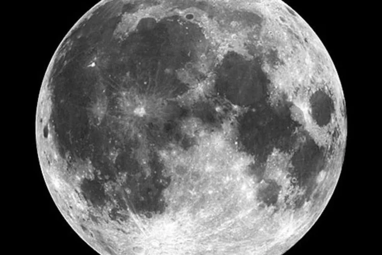 A diferença entre o relevo do lado escuro e o do lado claro da Lua intriga os cientistas (Nasa)