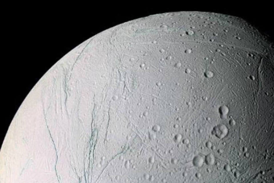 Lua de Saturno pode conter vida microscópica