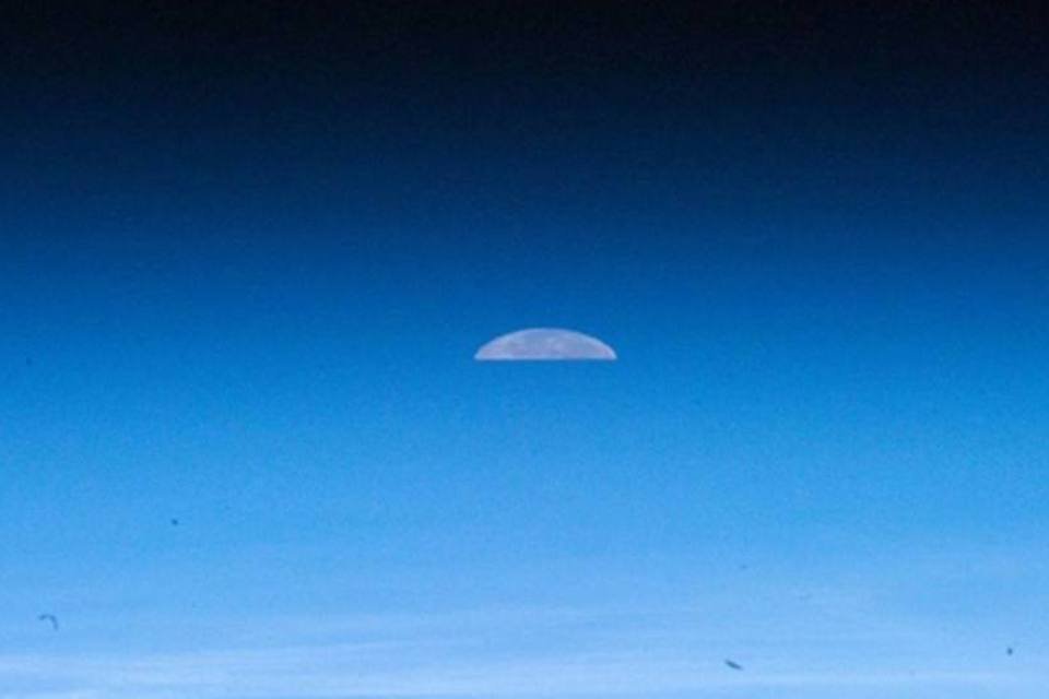 Veja 4 fotos da Lua distorcida pela atmosfera da Terra