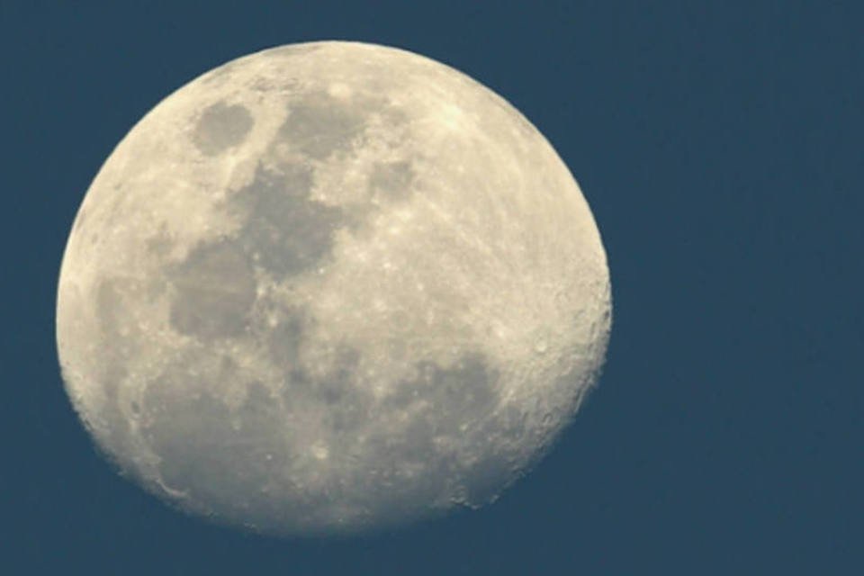 Cientistas sugerem que água lunar surgiu antes da Terra