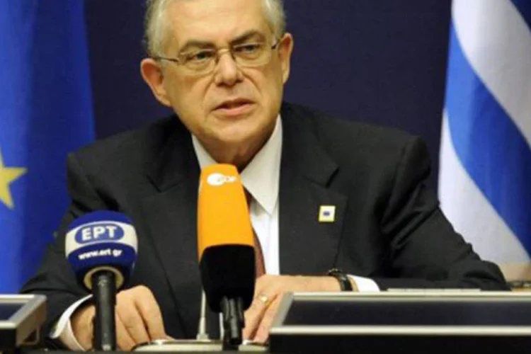 O premiê grego Lucas Papademos: as medidas incluiriam um corte de 20% do salário mínimo e a demissão rápida de 15.000 funcionários públicos (Jean-Christophe Verhaegen/AFP)