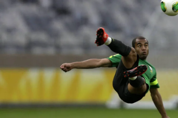 Jogador Lucas chuta bola durante treino da seleção brasileira de futebol antes de partida contra o Uruguai pela Copa das Confederações (REUTERS/Ricardo Moraes)