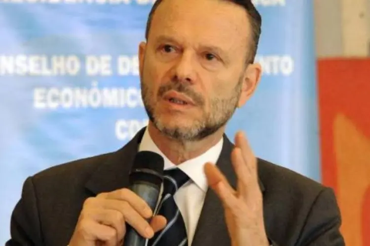 
	O presidente do BNDES, Luciano Coutinho: Coutinho reconhece que a crise financeira &quot;constrange&quot; e pode atrasar o Brasil
 (Elza Fiúza/Abr)