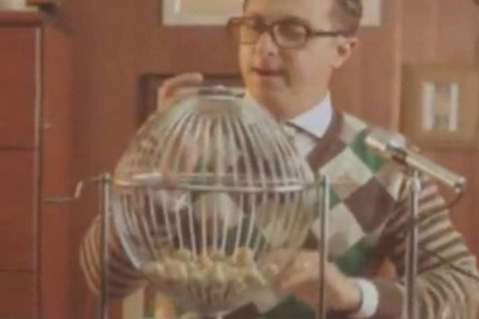 Luciano Huck vira "menino do bingo" em campanha do Centrum