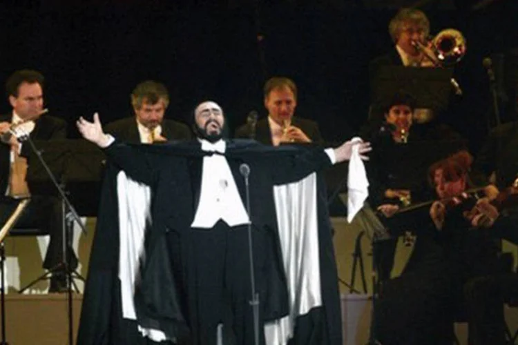 
	Luciano Pavarotti durante apresenta&ccedil;&atilde;o em 2006: a voz de Pavarotti deixou de ressoar um ano depois
 (Mariomanias/Wikimedia Commons)