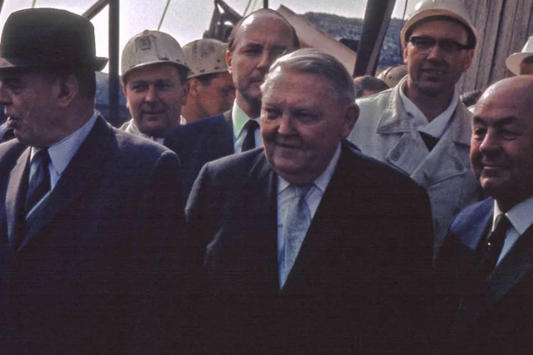 Ludwig Erhard, no centro, ocupou o cargo de chanceler alemão de 1963 a 1966 (Wikimedia Commons)