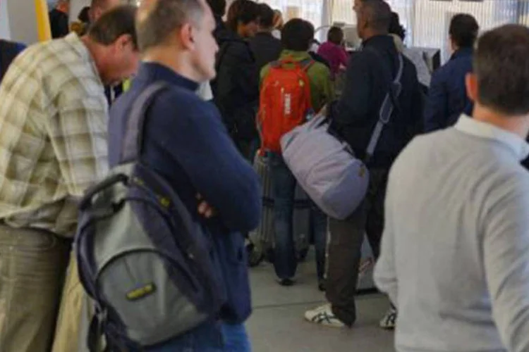 
	Passageiros da Lufthansa aguardam no aeroporto de Berlim-Tegel: mais da metade dos voos de curta e m&eacute;dia dura&ccedil;&atilde;o previstos para o aeroporto de Frankfurt foram cancelados
 (Hannibal Hanschke/AFP)