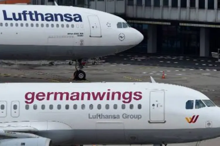 
	Avi&otilde;es da Lufthansa e Germanwings: relat&oacute;rio disse que o copiloto trancou o capit&atilde;o para fora da cabine de comando e deliberadamente derrubou o avi&atilde;o
 (Patrick Stollarz/AFP)