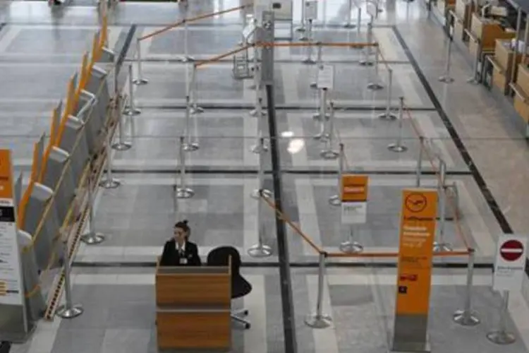 Funcionária da Lufthansa no aeroporto de Stuttgart, hoje pela manhã.  (.)