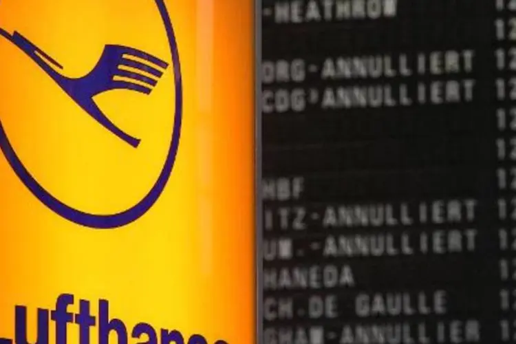 
	Logo da Lufthansa com painel ao fundo mostrando voos, no aeroporto de Frankfurt
 (Daniel Roland/AFP)