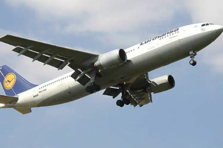 
	Avi&atilde;o da companhia europeia Lufthansa: decis&atilde;o valer&aacute; por tempo indeterminado
 (Wikicommons)